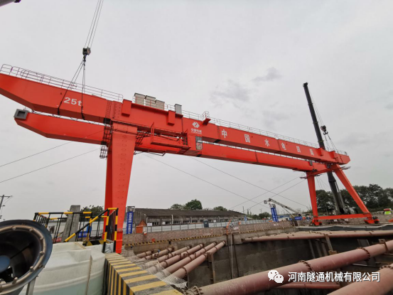 中國電建水電四局成都地鐵19號線(xiàn)項目部第一臺門(mén)式起重機順利安裝